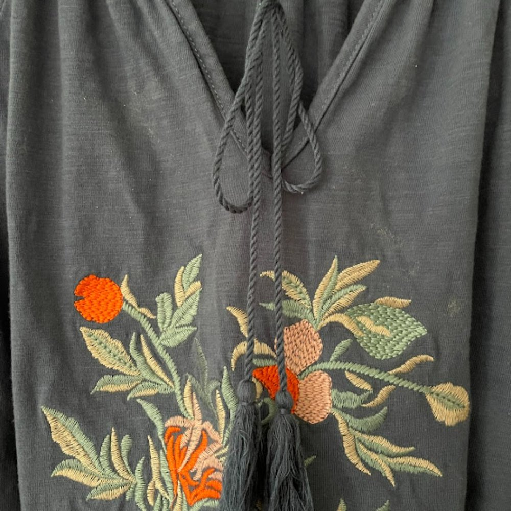 Solitaire Embroidered Balloon Sleeve Blouse - Picture 4 of 9